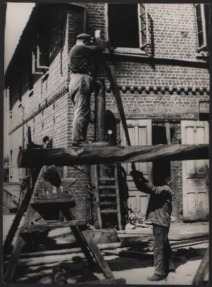 Schiffszimmermann bei der Arbeit