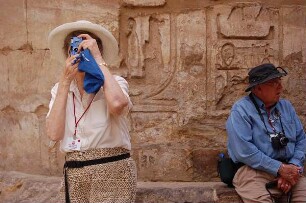 Luxor - Menschen im Säulensaal von Karnak : Touristen im Säulensaal des Amun-Tempels von Karnak, Luxor, aufgenommen 2006