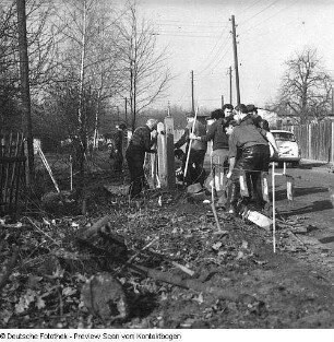 VMI (Volkswirtschaftliche Masseninitiative) Frühjahrsputz: Sachsenwerk und WBA 3 (Wohnbezirksausschuß) im Waldpark