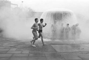Badebetrieb im Rheinhafenbad