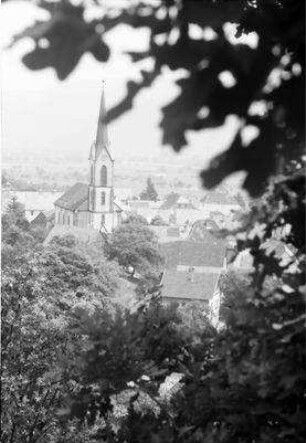 Gunsbach: Kirche am Weg zum Albert-Schweitzer-Denkmal, durch Äste