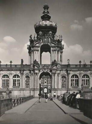 Dresden. Zwinger. Kronentor von außen und Zwingerbrücke