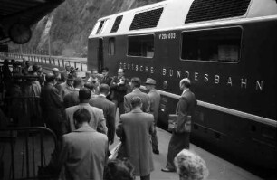 Triberg: Presseleute vor Diesellok im Bahnhof Triberg
