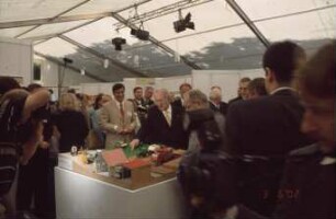 Bundespräsident Rau beim Eröffnungsrundgang am Messestand der Landtechnik Weihenstephan