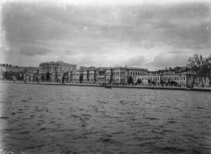Palais de Dolma-Baghtsche : Blick auf den Palais de Dolma-Baghtsche vom Verkehrsboot der General Goeben aus.
