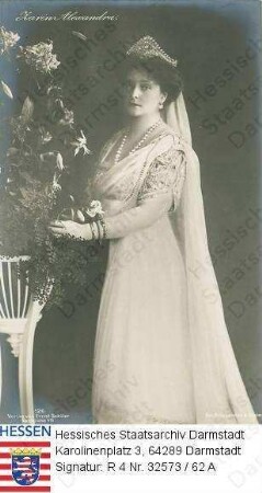 Alexandra Fjodorowna Zarin v. Russland geb. Prinzessin Alix v. Hessen und bei Rhein (1872-1918) / Porträt, neben Blumenvase stehend, Kniestück