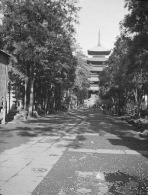 Weg zur Pagode des Ikegami Honmon-ji : Tokyo-Omori (heute Tokyo-Ōta). Ikegami Honmon-ji. Weg zur fünfstöckigen Pagode des Tempels