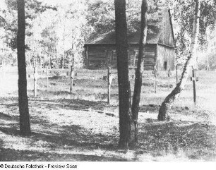 Boxberg/Oberlausitz-Sprey. Kapelle (Schrotholz. Um 1750, Dachreiter nach 1945). Ansicht über den Friedhof von Nordwesten