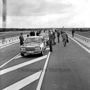 A 1: Anschlussstelle Reinfeld: Einweihung: Spannbeton-Brücke: Polizeiwagen, dahinter Wagenkolonne, Polizisten, Gäste: unten Fahrbahnmarkierungen, 21. September 1979