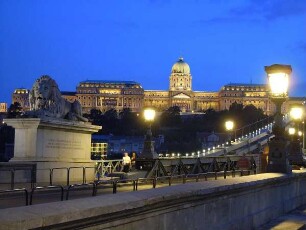 Budapest - Kettenbrücke und Burgberg beleuchtet : In der Dunkelheit werden die historische Donau-Kettenbrücke und die Gebäude auf dem Burgberg beleuchtet. Aufgenommen in Budapest am 13. Juni 2011