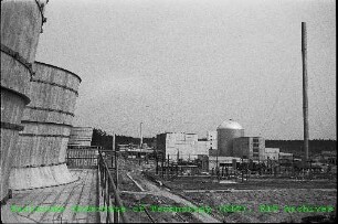 Blick von den Kühltürmen auf den Mehrzweckforschungsreaktor (MZFR), von Nordwesten
