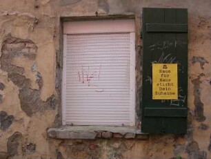 Aschersleben - Bauruine im Zentrum : Dieses Gebäude ist nicht die einzige Bauruine in der Innenstadt, Häuser in ganzen Straßenzügen sind vom Verfall bedroht. Aufgenommen am 30. Mai 2004 in Aschersleben