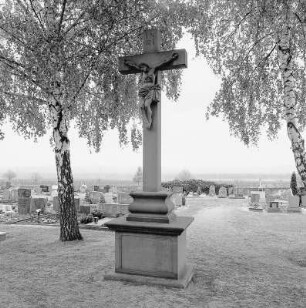 Friedhofskreuz; Oestrich-Winkel, Hinter den Zäunen
