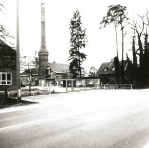 Cottbus. Wasserwerk 1, Straße der Deutsch-Sowjetischen- Freundschaft. 1897. Straßenansicht mit Werktor und Schornstein