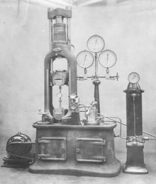 Hydraulische Zerreißmaschine (Krause und Co., Leipzig) : Technikgeschichte | Stoffkunde und Materialprüfung | Materialprüfung | Metallprüfung | Zug- und Druckfestigkeit