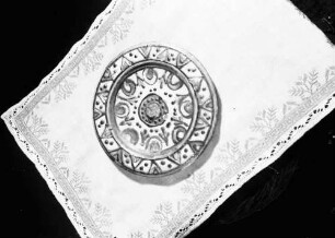 Bukarest: Atelier, Siebenbürger Teller auf Stickereidecke