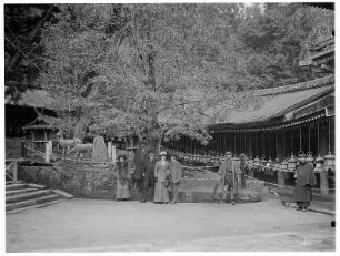 Nara. Touristen vor Skulptur des heiligen Rehs und vor Heiligen Laternen im Nara-Park