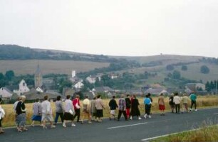 Personengruppe auf Landstraße