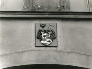 Görlitz-Altstadt, Demianiplatz 39. Wohnhaus mit Gaststätte "Theaterklause" und Laden (um 1860). Wappenrelief über dem Portal