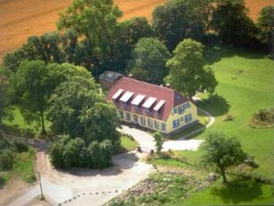 Altefähr-Barnkevitz. Ortsteilansicht mit Gutshaus (A. 19. Jh.). Luftbild-Schrägaufnahme von Nordwest