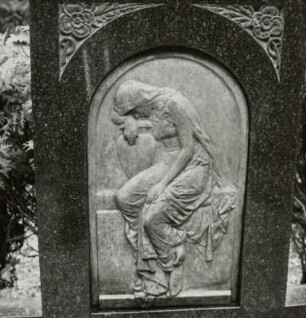 Grabmal mit Relief einer Trauernden für Bernhard, Albert und Ida Pyritz