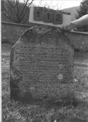 Grabstein 112 (Index: 100008927) Zustand: leicht verwittert, Rand zum Teil abgebröckelt Maße HxBxT: 78x55x8 cm: Grabstein 112