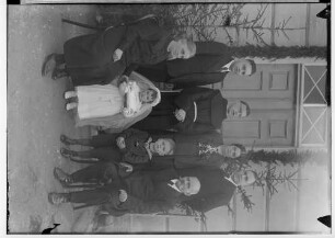 Primizfeier Brugger in Sigmaringendorf 1936; Neupriester Brugger mit Eltern, Bruder, Großeltern, Primizbräutchen und kleinem Jungen