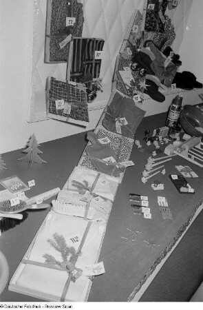 Ausstellung von Präsenten der HO-Kreisbetriebe