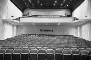 Wiedereröffnung des in ein modernes Cinerama-Theater umgebauten Kinos Schauburg.