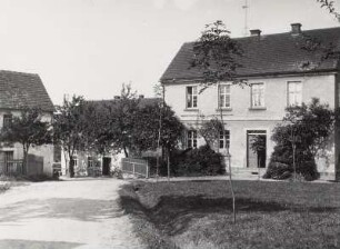 Ortsteilansicht mit Restauration und Wohnhaus (Schule ?)