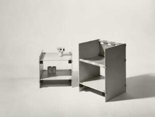 Regal : Kinderzimmermöbel (1972; Hochschule für Kunst und Design Halle (Burg Giebichenstein)). Ansicht mit zwei niedrigen Regalen