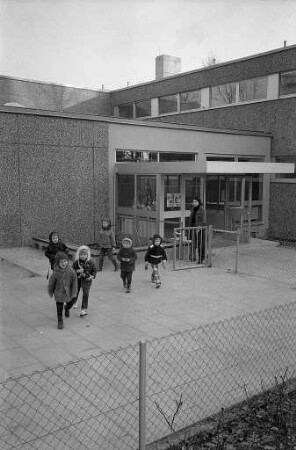 Provisorische Unterbringung des Interkonfessioneller Kindergarten der Bergwaldsiedlung in der Bergwaldschule