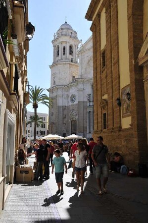 Cadiz - Fußgänger vor der Kathedrale