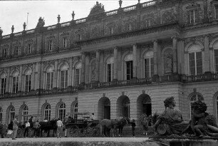 Herrenchiemsee: Schloss, Front, Vordergrund Plastikgruppe mit Insel-Fiaker
