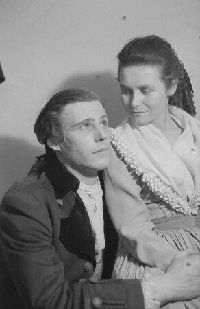 Szenenbilder aus dem Trauerspiel "Miss Sara Sampson" von Gotthold Ephraim Lessing im Theater am Schiffbauerdamm Berlin : Szene mit Thea Kämer als Sara Sampson und Max Eckard als Mellefont