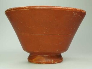 Kleines Schälchen aus Terra Sigillata auf kleinem Fuß