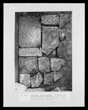 Verschiedene Fragmente von Platten und Pilastern mit Flechtbandornamenten