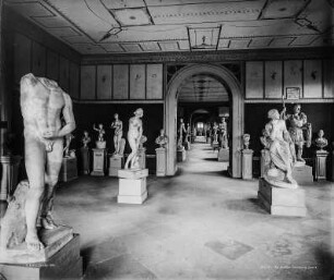 Dresden. Japanisches Palais. Saal 9, Antikensammlung, Saal der Ariadne, Raumgestaltung von Gottfried Semper