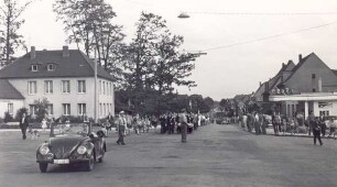 Sportfest "Das grosse Spiel" am 13.07.1957. Umzug von Sportlern auf der Lagesche Straße. Detmold. Lagesche Str. Papierabzug