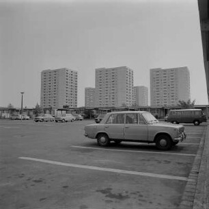 Dresden-Zschertnitz. Motel, Interhotels Dresden, im Hof, Im Hintergrund Hochhäuser des Wohnkomplex Zschertnitz
