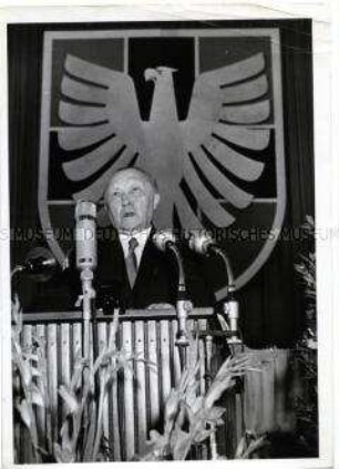 Konrad Adenauer spricht auf dem Parteitag der CDU in Köln