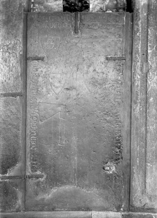 Grabstein mit einem Beil aus der Abtei Sankt Bavo