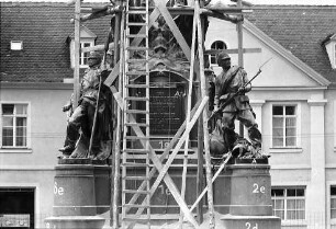 Freiburg i. Br.: Abbau des Siegesdenkmals (Sockel)