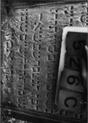 Grabstein 526 (Index: 100115430) Material: Sandstein Zustand: verwittert Maße HxBxT: 87x64x11 cm Beschreibung: Stele mit Rundbogenabschluß, eingetieftes Schriftfeld, weiteres Schriftfeld am Rundbogen: Grabstein 526C