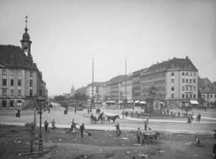 Dresden-Neustadt. Neustädter Markt mit Reiterstandbild Augusts des Starken. Blick nach Nordost gegen das Neustädter Rathaus und in die Hauptstraße