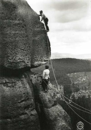 Sächsische Schweiz, Schrammsteine. Zinne. Seilschaft Oswald Kunis und Paul Illmer an der Ausstiegskante am FKV-Weg (VIIb [VIIc])