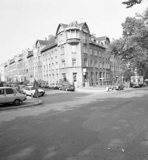 Chemnitz-Gablenz, Geibelstraße 8/Ecke Bernhardstraße. Wohnhaus mit Laden (um 1910). Eckansicht (mit Wohnhäusern, Bernhardstraße 127/135)
