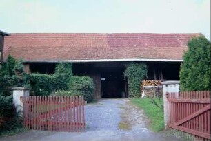 Blick in einen Hof auf eine Scheune mit Schleppdach
