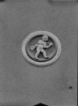 Medaillon mit Putto als Fackelträger : Medaillon mit Putto als Fackelträger (1916). Dresden-Neustadt, Louisenstraße 14/18. Feuerwache