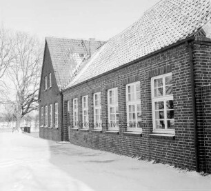 Volksschule: hinten links Bäume: Winter
